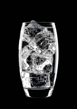Köpüklü su soda içecek buzlu bardak