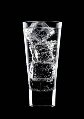 Köpüklü su soda içecek buzlu bardak