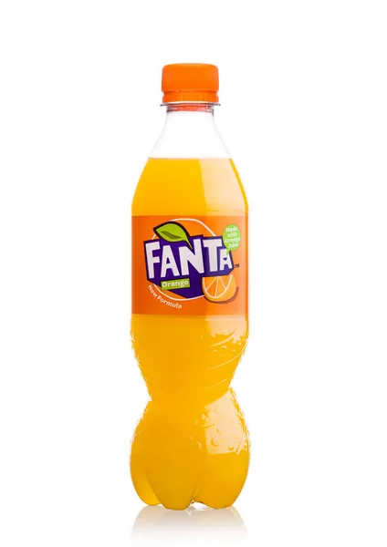 Londra, İngiltere - 10 Kasım 2017: Fanta plastik şişe üzerinde beyaz izole üç popüler içecekler Coca-Cola şirketi tarafından üretilen.