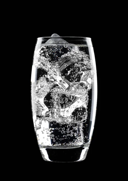 Glas bruiswater frisdrank drinken met ijs — Stockfoto