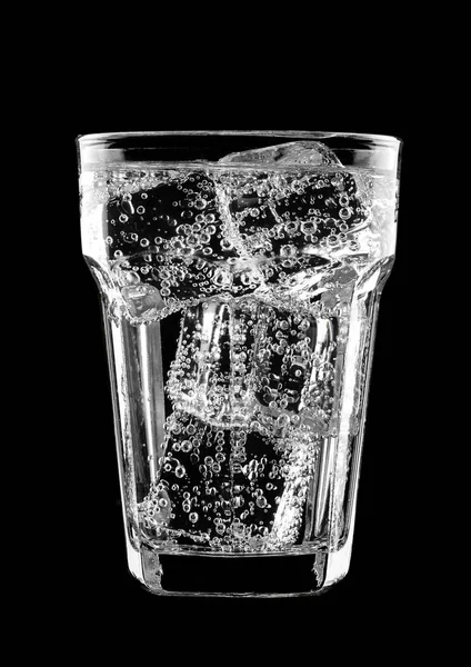 Vaso de agua con gas gaseosa con hielo —  Fotos de Stock