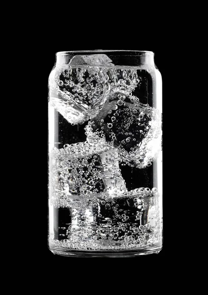 Bicchiere di bibita gassata con ghiaccio — Foto Stock