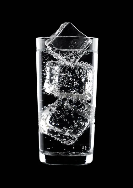 Vaso de agua con gas gaseosa con hielo — Foto de Stock