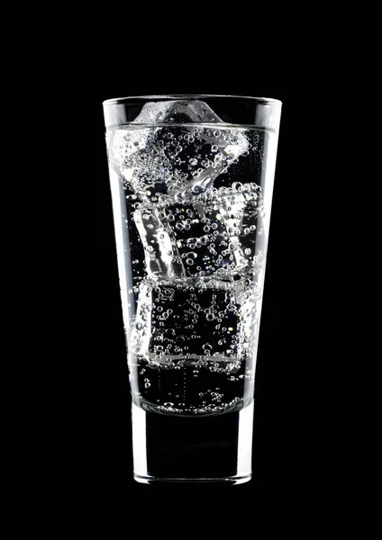 Glas bruiswater frisdrank drinken met ijs — Stockfoto