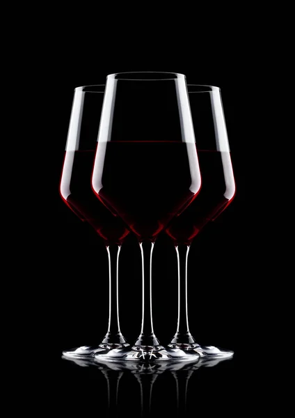 Lunettes de vin rouge sur fond noir avec reflets — Photo