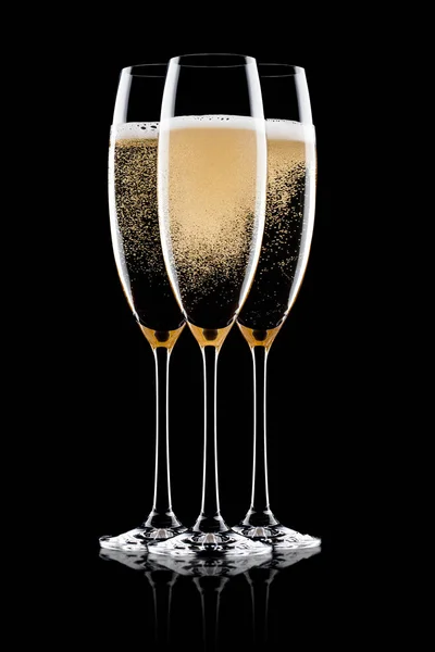 Gula champagneglas med bubblor som isolerade — Stockfoto