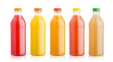 Beyaz üzerine taze organik meyve suyu ile plastik şişe