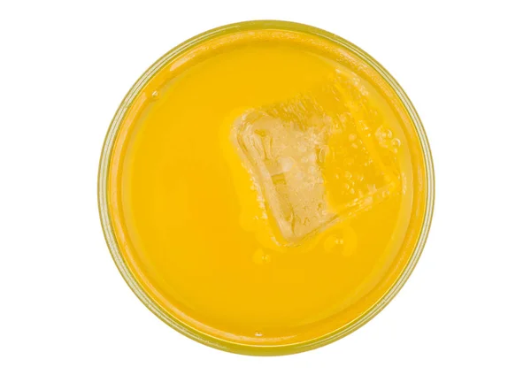 Bebida de refrigerante laranja com cubo de gelo vista superior — Fotografia de Stock