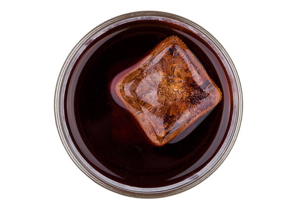 Кола-содовый напиток с кубиком льда вид сверху
