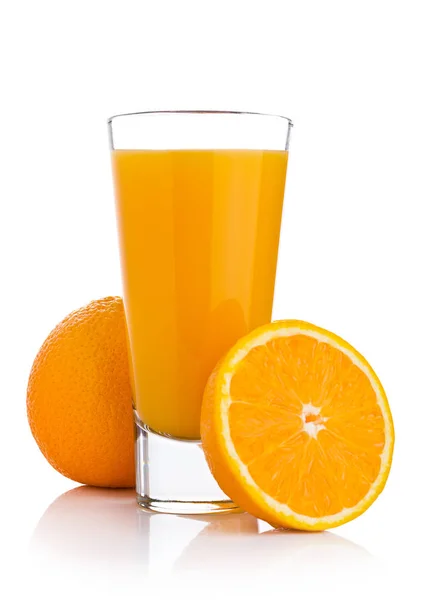 Vaso de zumo de naranja fresco con trozos de fruta — Foto de Stock
