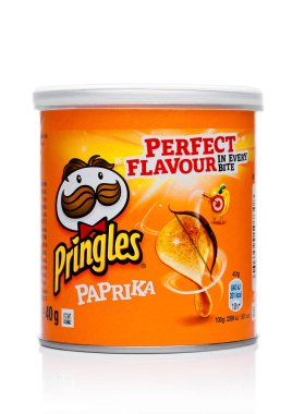 Londra, İngiltere - 17 Kasım 2017: Pringles patates cipsi paprica beyaz mini tüp içinde. Patates ve Kellogg şirketine ait buğday bazlı stackable aperatif cips.