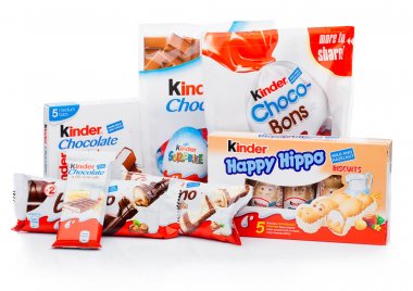 Londra, İngiltere - 17 Kasım 2017: Kinder çikolata farklı mix beyaz. Kinder barlar 1946 yılında kurulan Ferrero tarafından üretilen.