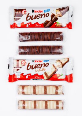 Londra, İngiltere - 17 Kasım 2017: Beyaz Kinder çikolata bueno. Kinder barlar 1946 yılında kurulan Ferrero tarafından üretilen.