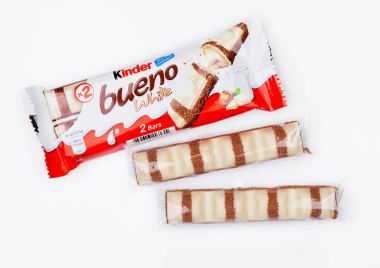 Londra, İngiltere - 17 Kasım 2017: Beyaz Kinder çikolata bueno. Kinder barlar 1946 yılında kurulan Ferrero tarafından üretilen.
