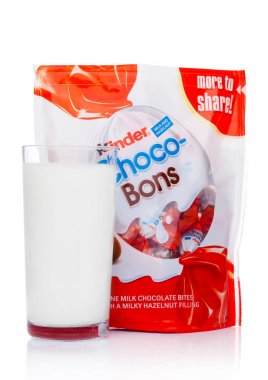 Londra, İngiltere - 17 Kasım 2017: Kinder çikolata bons ve beyaz süt cam. Kinder barlar 1946 yılında kurulan Ferrero tarafından üretilen.