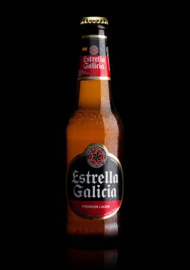 Londra, İngiltere - 17 Kasım 2017: Estrella şişe Galiçya soluk lager fıçı birayla siyah. Estrella Galiçya Hijos de Rivera Brewery La Coruna, İspanya tarafından 1906 yılından bu yana üretilen.