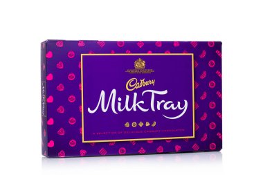 Londra, İngiltere - 17 Kasım 2017: Beyaz, süt tepsi çikolata kutusu yapılan Cadbury tarafından 1915 yılından bu yana
