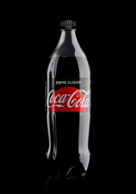 Londra, İngiltere - 17 Kasım 2017: Sıfır Coca-Cola beyaz şişe. Coca-Cola dünyanın en popüler soda ürünlerinden biridir.