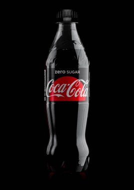 Londra, İngiltere - 17 Kasım 2017: Sıfır Coca-Cola beyaz şişe. Coca-Cola dünyanın en popüler soda ürünlerinden biridir.