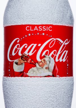 Londra, İngiltere - 17 Kasım 2017: Şişe etiket üzerinde beyaz klasik Coca-Cola. Coca-Cola world.ket lideri Türkiye'de en popüler soda ürünlerinde biridir.