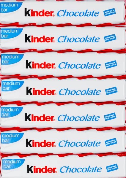 Londýn, Uk - 17 listopadu 2017: Kinder čokolády na bílém pozadí. Kinder pruhy vznikají Ferrero, založená v roce 1946. — Stock fotografie