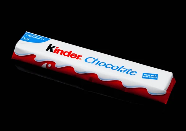 LONDRA, Regno Unito - 17 novembre 2017: Barretta di cioccolato Kinder sul nero.Le barrette Kinder sono prodotte da Ferrero fondata nel 1946 . — Foto Stock
