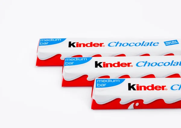 Londýn, Uk - 17 listopadu 2017: Kinder čokolády na bílém pozadí. Kinder pruhy vznikají Ferrero, založená v roce 1946. — Stock fotografie