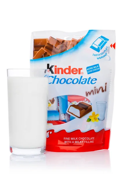 LONDRES, Reino Unido - 17 de noviembre de 2017: Mini barras de chocolate Kinder y vaso de leche en blanco. Las barras Kinder son producidas por Ferrero, fundada en 1946. . —  Fotos de Stock