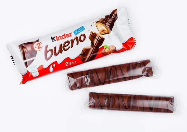 London, Verenigd Koninkrijk - 17 November 2017: Kinder bueno op chocolade op wit. Kinder bars worden geproduceerd door Ferrero opgericht in 1946. — Stockfoto