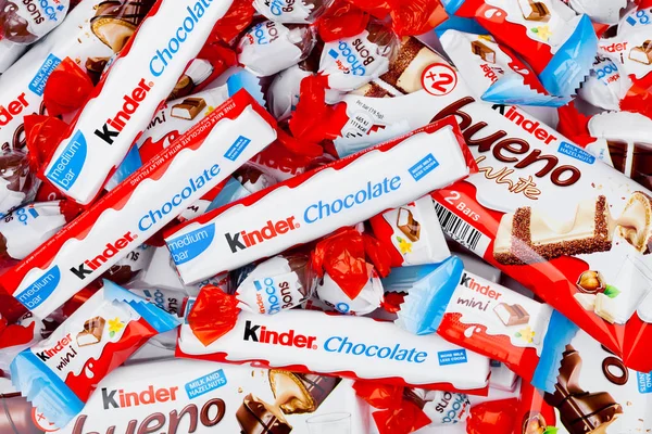 Londra, İngiltere - 17 Kasım 2017: Kinder çikolata farklı mix beyaz. Kinder barlar 1946 yılında kurulan Ferrero tarafından üretilen.