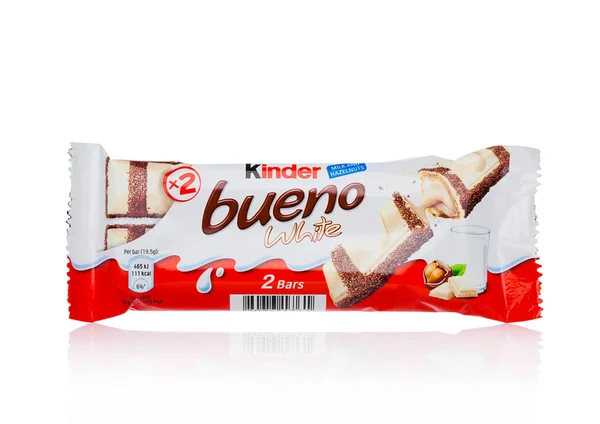 London, Verenigd Koninkrijk - 17 November 2017: Kinder bueno op chocolade op wit. Kinder bars worden geproduceerd door Ferrero opgericht in 1946. — Stockfoto