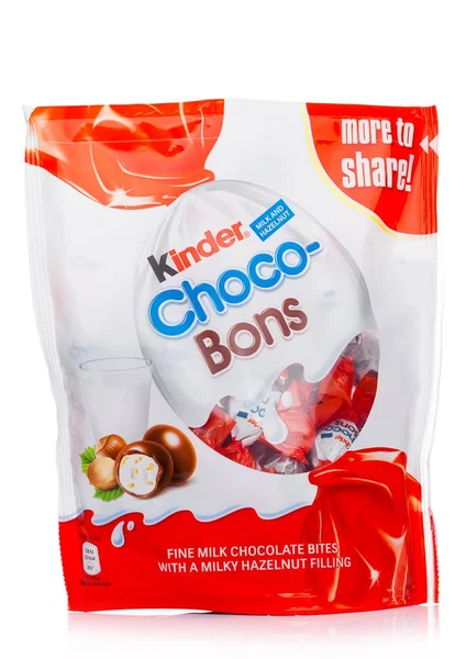 London, Verenigd Koninkrijk - 17 November 2017: Kinder chocolade bons op wit. Kinder bars worden geproduceerd door Ferrero opgericht in 1946. — Stockfoto