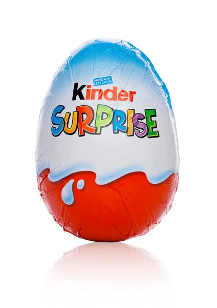 London, uk - 17. november 2017: kinder chocolate egg on white.kinder bars werden von ferrero hergestellt, gegründet 1946. — Stockfoto