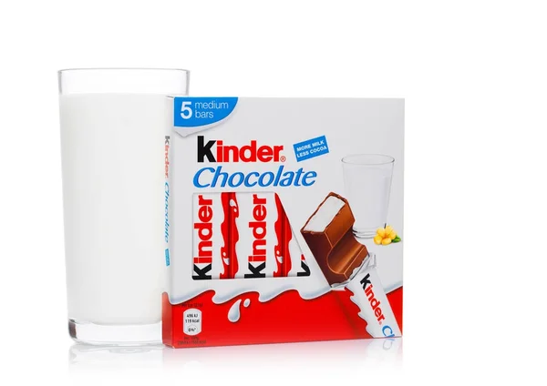 LONDRES, ROYAUME-UNI - 17 novembre 2017 : Barre de chocolat Kinder et verre au lait sur blanc Les barres Kinder sont produites par Ferrero fondée en 1946 . — Photo