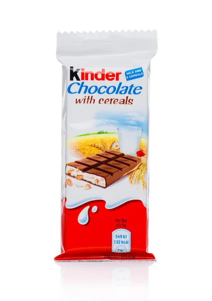 London, uk - 17. November 2017: kinder chocolate bar mit zerealien auf weiß.kinder bars werden von ferrero hergestellt, gegründet 1946. — Stockfoto