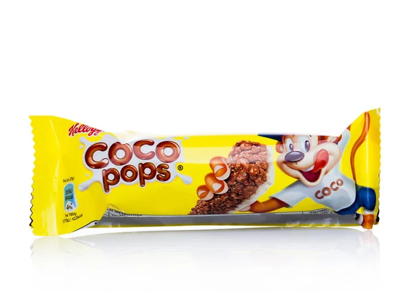 London, Verenigd Koninkrijk - 17 November 2017: Bar van Kellogg's Coco Pops ontbijtgranen op wit, Frosties zijn een populaire ontbijtgranen gemaakt van suiker coating cornflakes. — Stockfoto