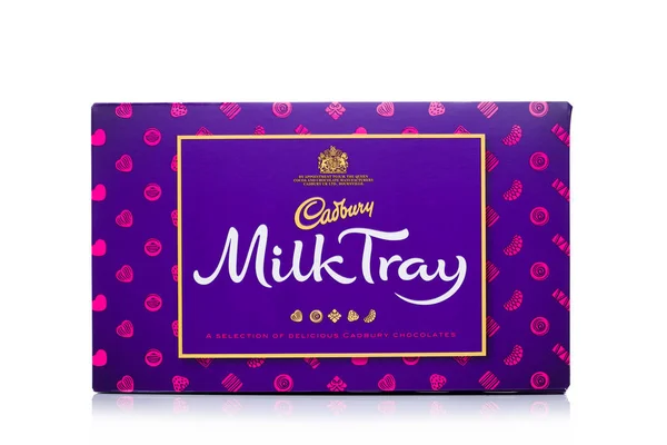 London, Großbritannien - 17. November 2017: Schachtel Milchtablett Pralinen auf weiß, hergestellt von Cadbury seit 1915 — Stockfoto