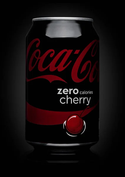 LONDRES, Reino Unido - 17 de noviembre de 2017: Lata de aluminio de Zero Cherry Coca-Cola sobre negro. Coca-Cola es uno de los productos de soda más populares en el mundo . — Foto de Stock