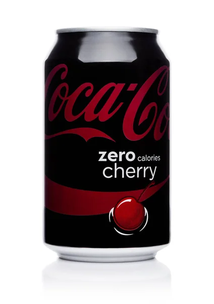 LONDRES, Reino Unido - 17 de noviembre de 2017: Lata de aluminio de Zero Cherry Coca-Cola sobre blanco. Coca-Cola es uno de los productos de soda más populares en el mundo . — Foto de Stock