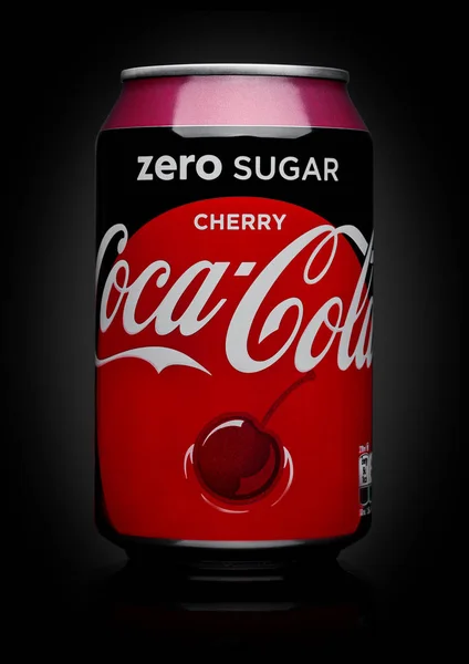 LONDRES, Reino Unido - 17 de novembro de 2017: lata de alumínio de açúcar Zero Cherry Coca-Cola em preto. A Coca-Cola é um dos produtos de soda mais populares do mundo . — Fotografia de Stock