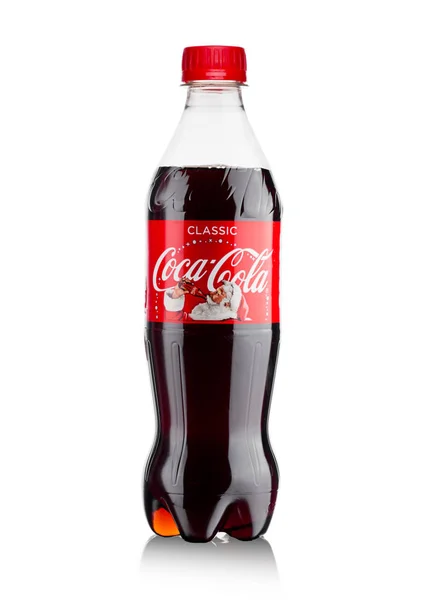 Λονδίνο, Ηνωμένο Βασίλειο - 17 Νοεμβρίου 2017: Μπουκάλι της κλασικό Coca-Cola στην White.Coca κόλα είναι ένα από τα πιο δημοφιλή προϊόντα σόδα στον κόσμο. — Φωτογραφία Αρχείου