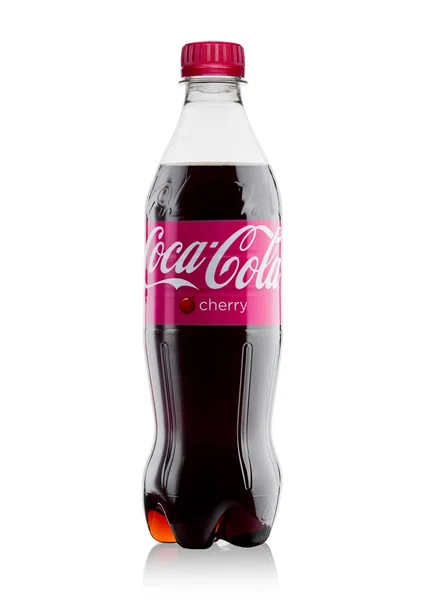 Λονδίνο, Ηνωμένο Βασίλειο - 17 Νοεμβρίου 2017: Μπουκάλι της κεράσι Coca-Cola σε λευκό. Κόκα-κόλα είναι ένα από τα πιο δημοφιλή προϊόντα σόδα στον κόσμο. — Φωτογραφία Αρχείου
