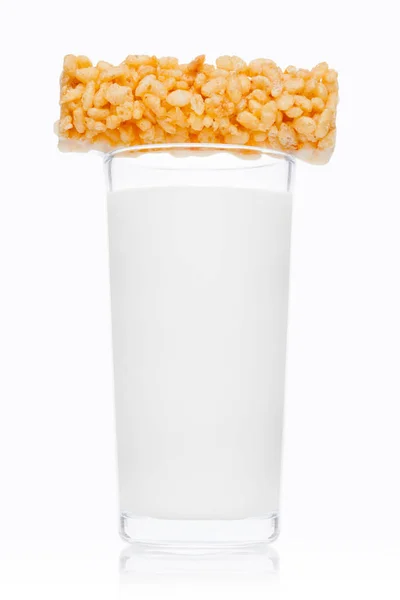 Glass of fresh breakfast milk with cereal bar — Stock Photo, Image