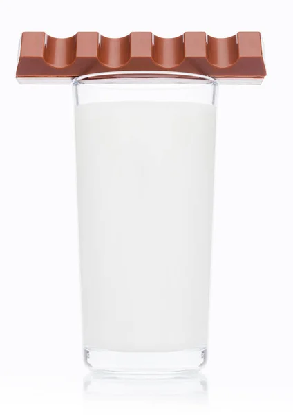 Vaso de leche fresca para el desayuno con barra de chocolate —  Fotos de Stock