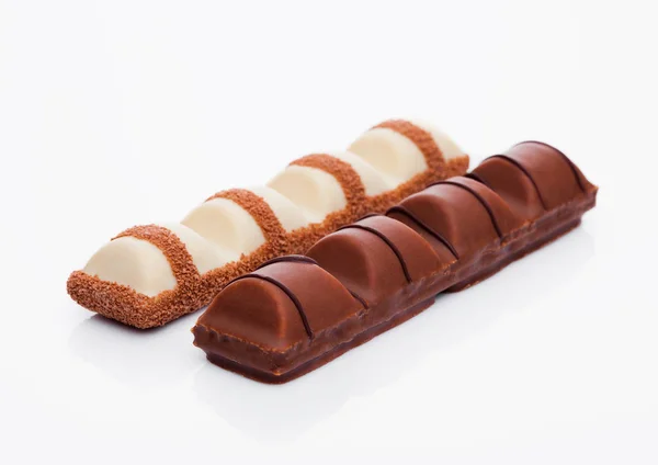 Susu dan coklat putih coklat manis bar di putih — Stok Foto