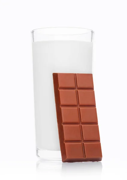 Glas vers ontbijt melk met chocolade bar — Stockfoto