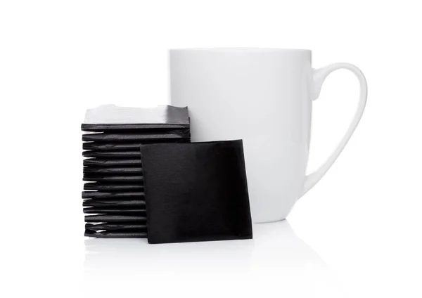 Menta cioccolato si assottiglia su bianco con tazza di tè . — Foto Stock