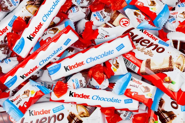 LONDRES, Reino Unido - 17 de noviembre de 2017: Chocolate Kinder mezcla diferente en blanco.Las barras Kinder son producidas por Ferrero fundada en 1946 . Imagen De Stock