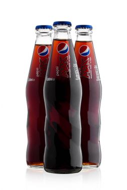 Londra, İngiltere - 9 Haziran 2017: Beyaz cam şişe Pepsi Cola meşrubat. Amerikan çokuluslu gıda ve içecek şirketi