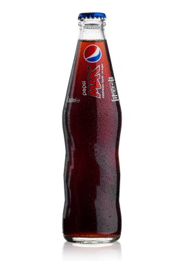 Londra, İngiltere - 9 Haziran 2017: Beyaz cam şişe Pepsi Cola meşrubat. Amerikan çokuluslu gıda ve içecek şirketi